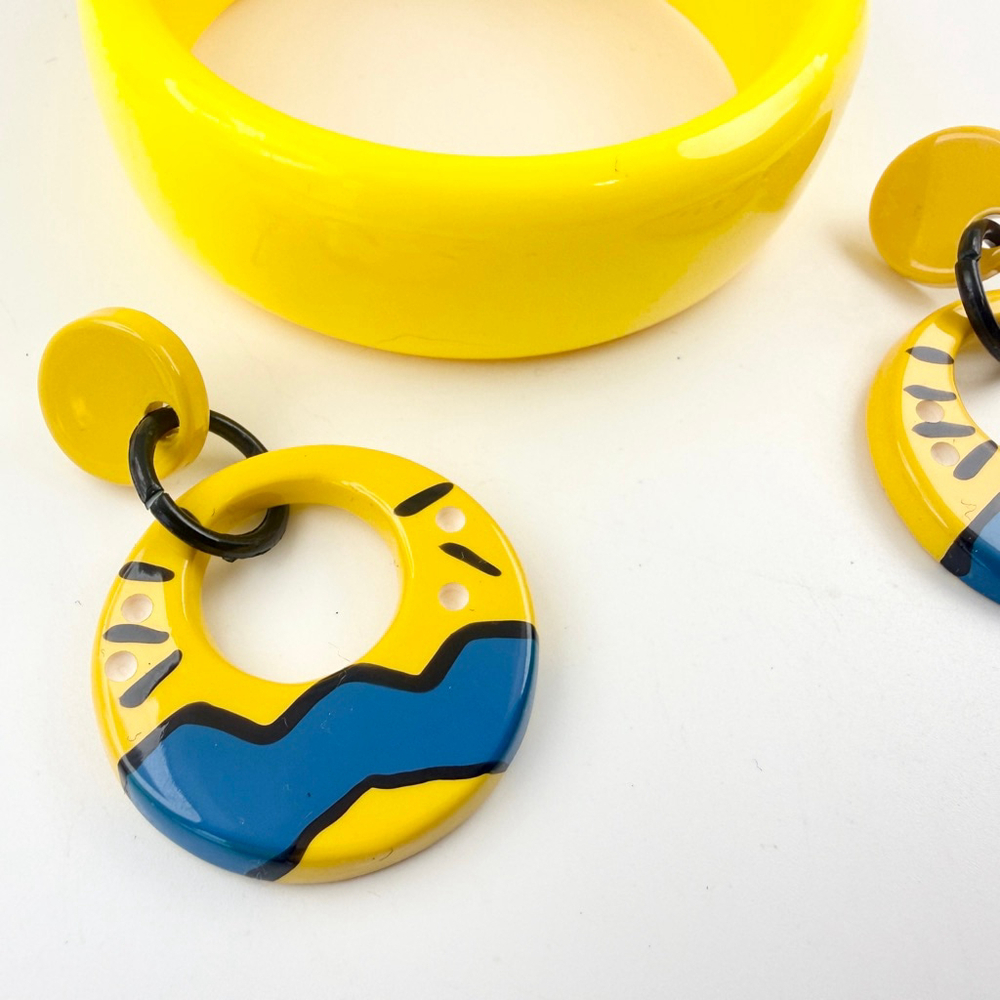 Vintage Yellow Acrylic Bangle Bracelet and Earrings Set Mod Memphis Style 1980s - Picture 4 of 8